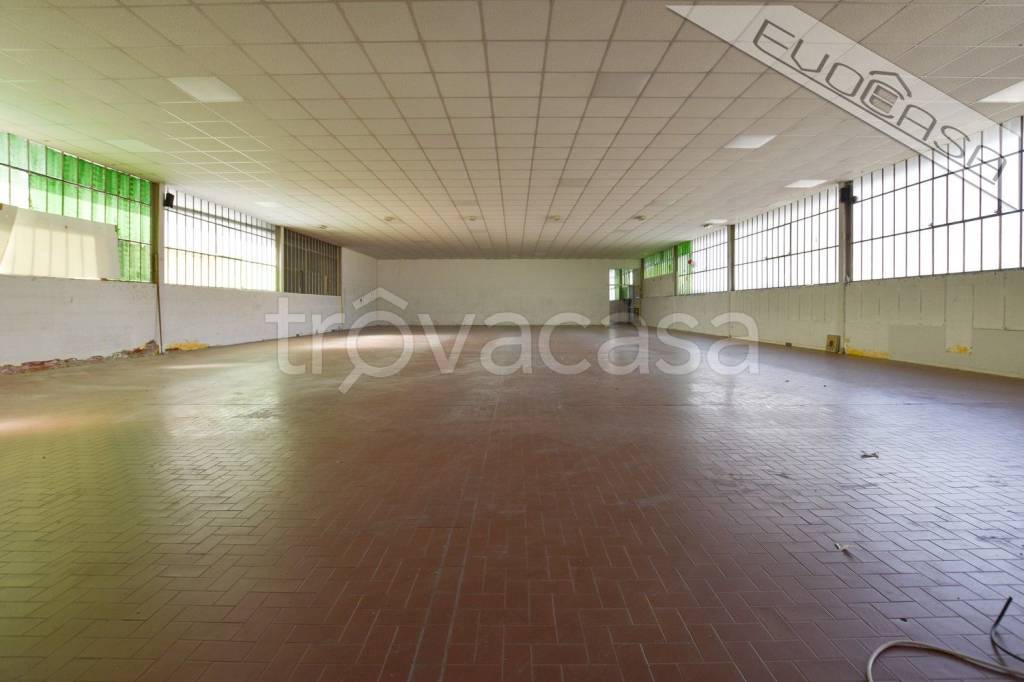 locale commerciale in affitto a Pinerolo