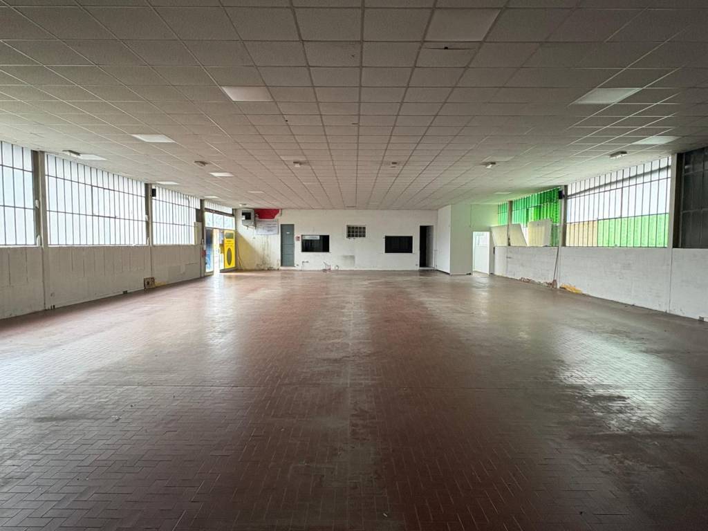 locale commerciale in affitto a Pinerolo