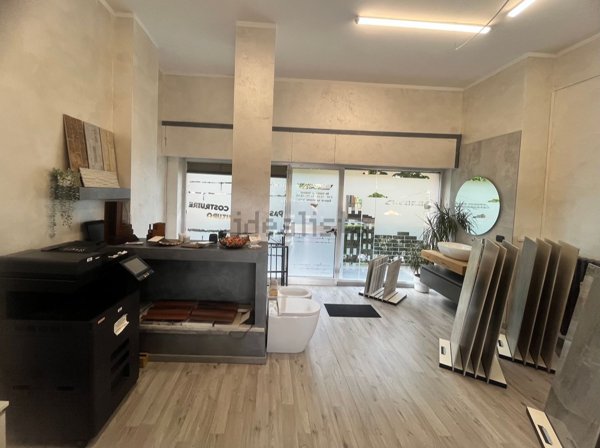 locale commerciale in affitto a Pinerolo