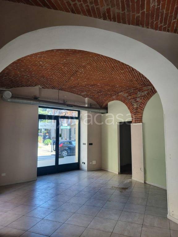 negozio in affitto a Pinerolo