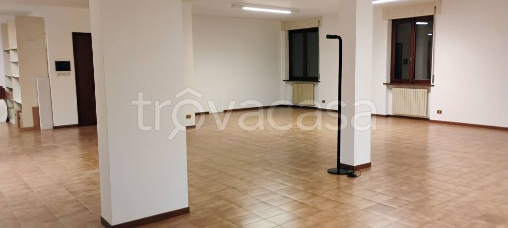 locale commerciale in affitto a Pandino