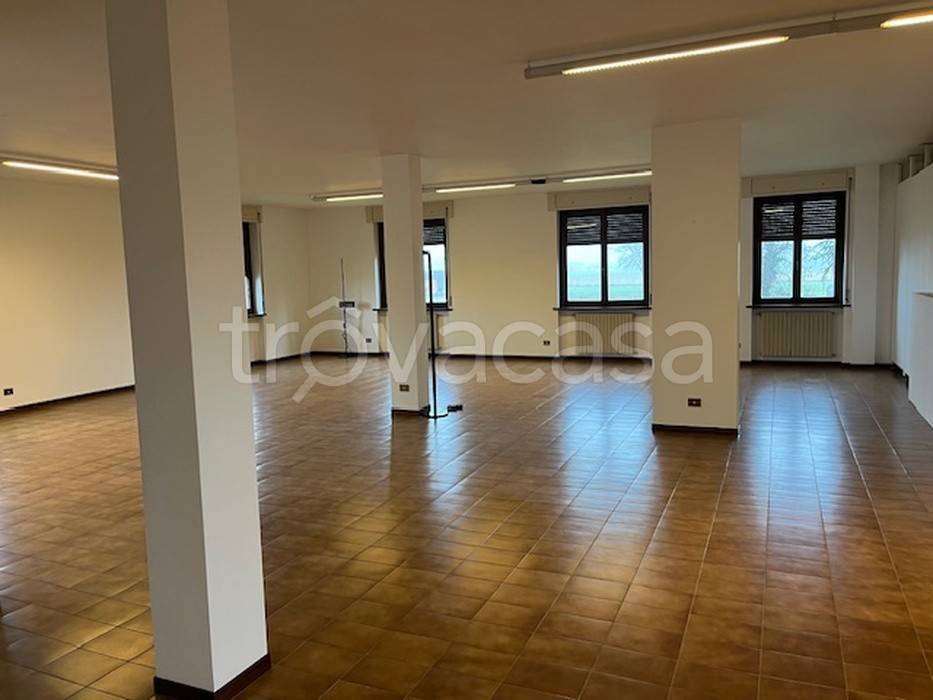 locale commerciale in affitto a Pandino