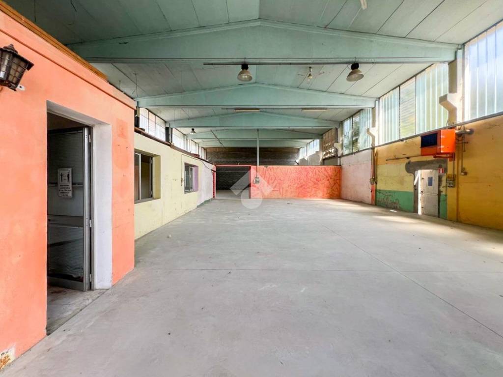 locale commerciale in affitto a Pianengo