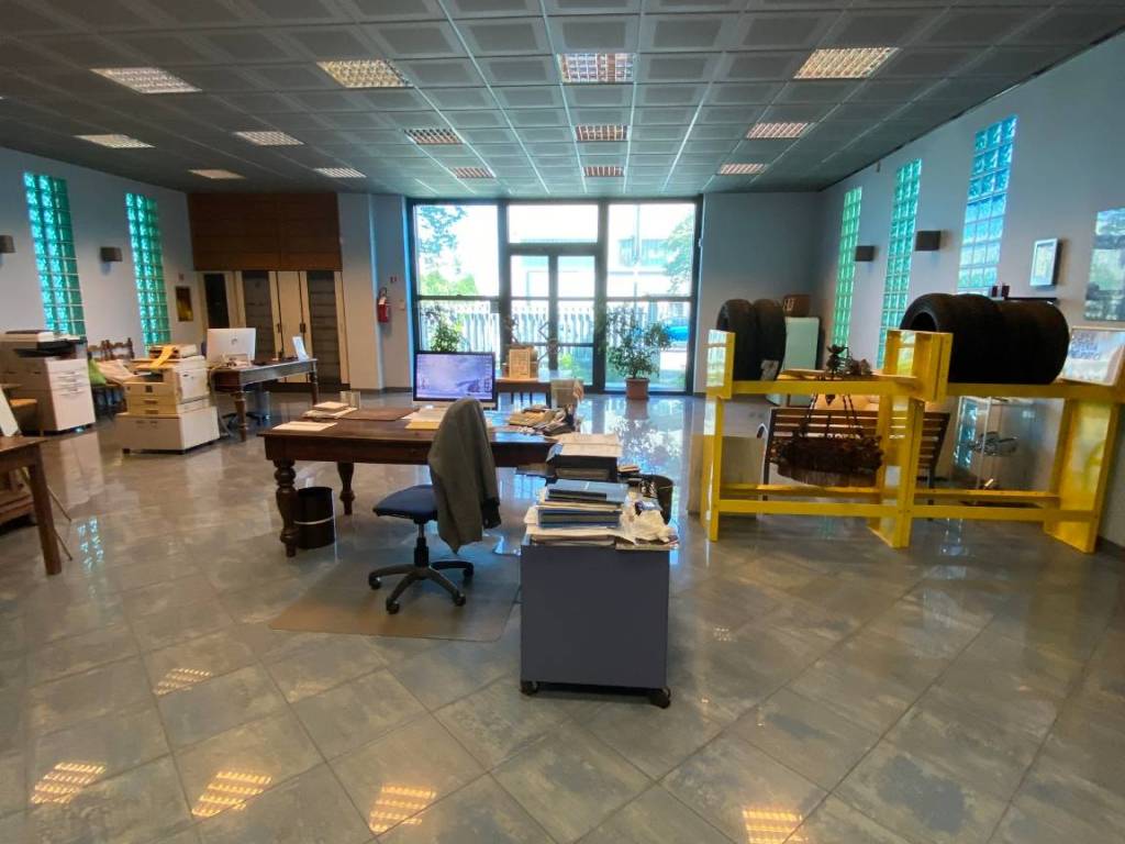 locale commerciale in affitto a Pizzighettone in zona Roggione