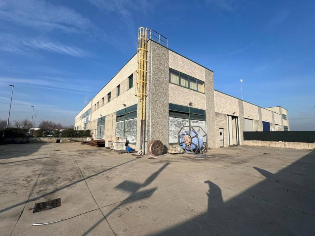 locale commerciale in affitto a Rivolta d'Adda