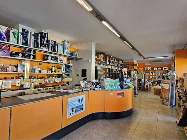 negozio in affitto a Piossasco