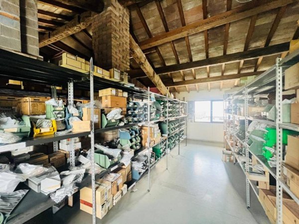 locale commerciale in affitto a Vailate