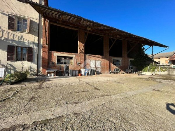 locale commerciale in affitto a Poirino