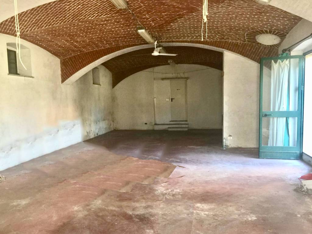 negozio in affitto a Poirino in zona Tetti Brossa