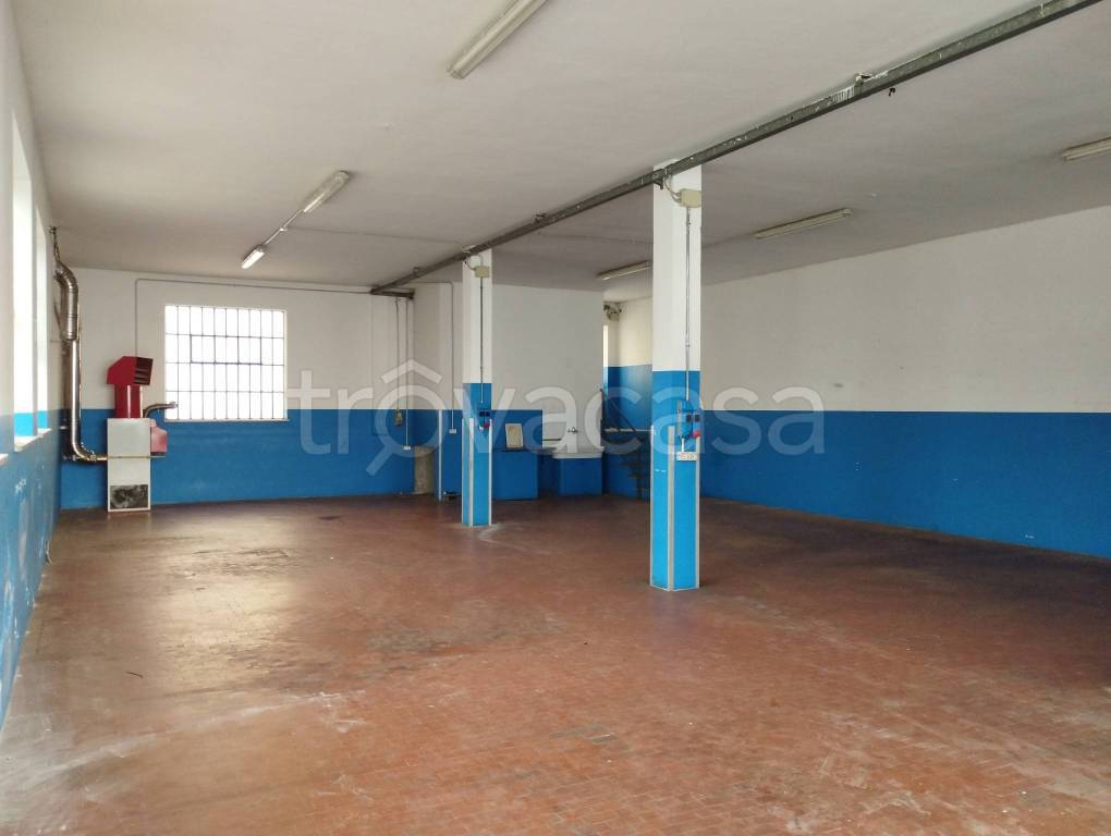 locale commerciale in affitto a Poirino