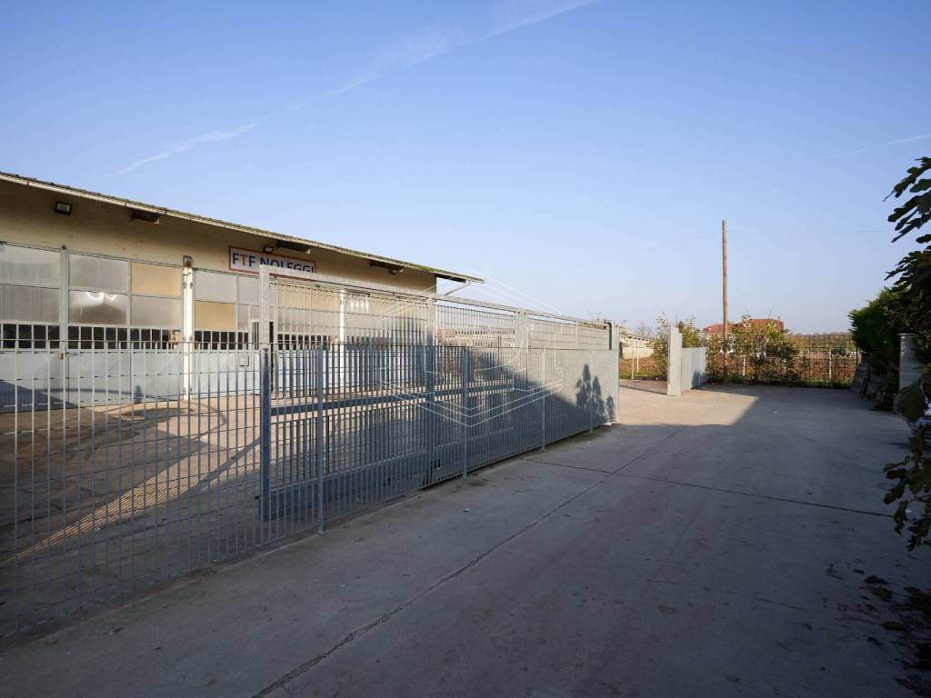 locale commerciale in affitto a Riva presso Chieri