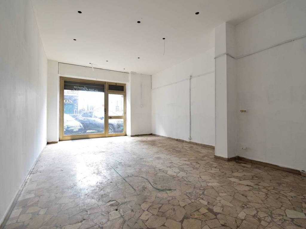 negozio in affitto a Rivoli in zona Bruere