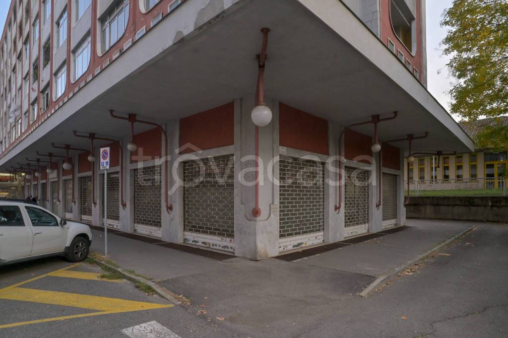 negozio in affitto a Rivoli in zona Cascine Vica