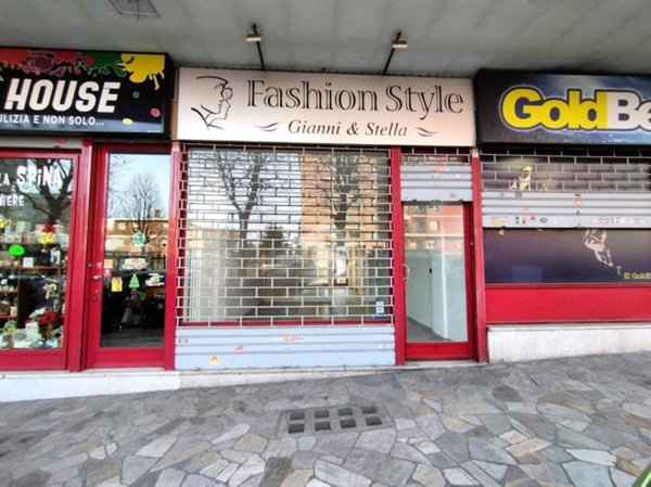 negozio in affitto a Rivoli in zona Cascine Vica