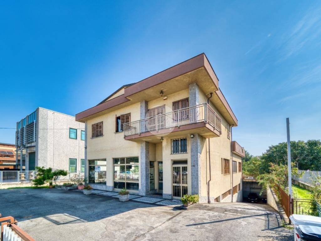 negozio in affitto a Rivoli in zona Cascine Vica