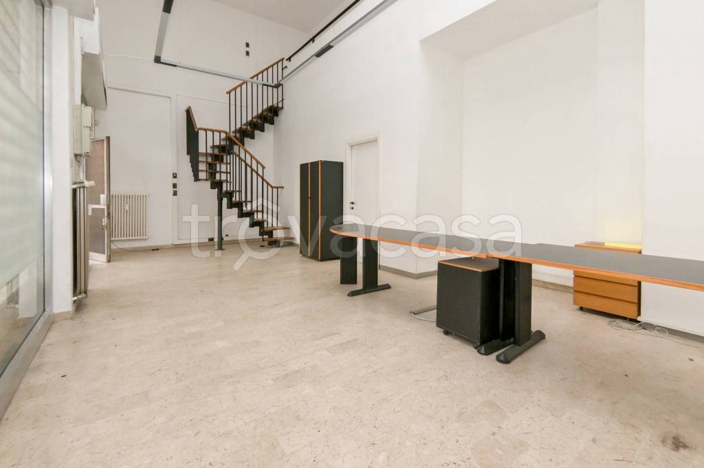 negozio in affitto a Rivoli in zona Cascine Vica