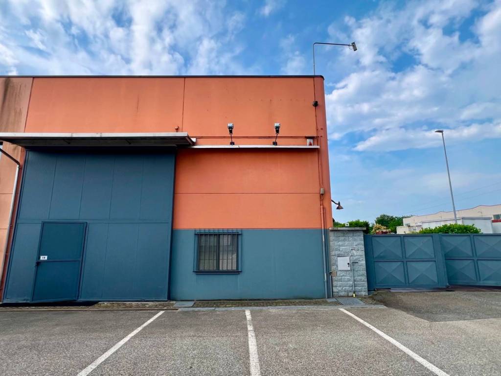 locale commerciale in affitto a Salassa in zona Cascina Fenale