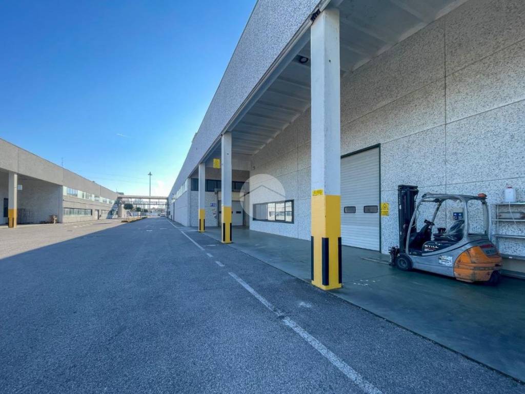 locale commerciale in affitto ad Asola