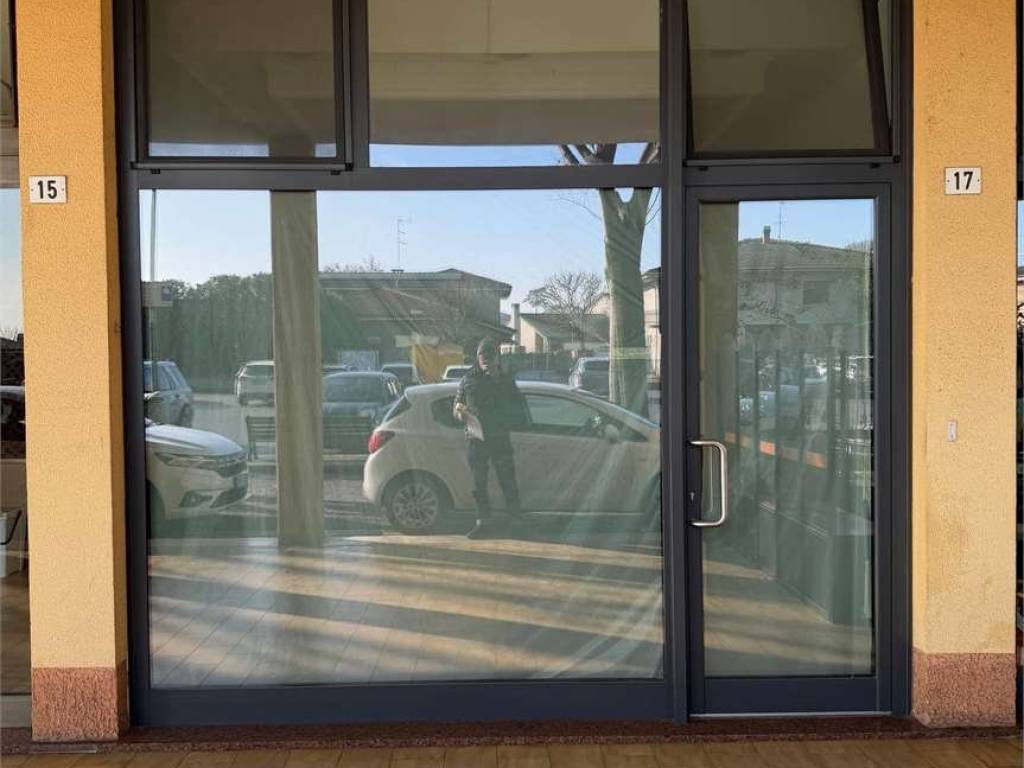 negozio in affitto a Bagnolo San Vito in zona San Biagio