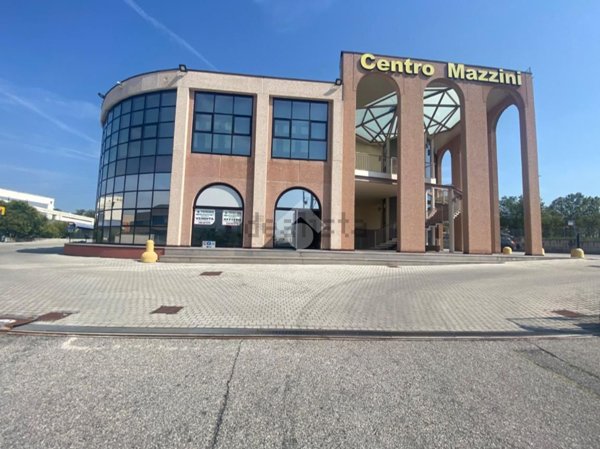 locale commerciale in affitto a Castiglione delle Stiviere