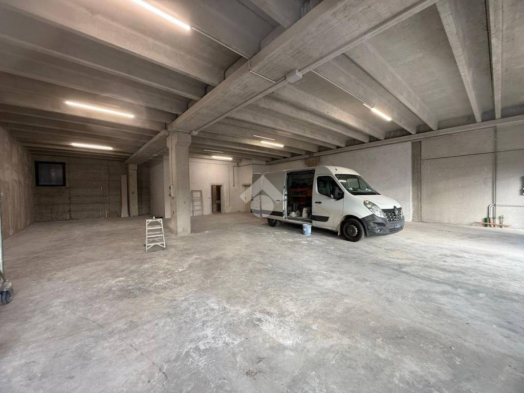 locale commerciale in affitto a Castiglione delle Stiviere