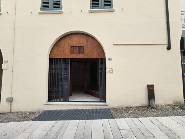 negozio in affitto a Castiglione delle Stiviere