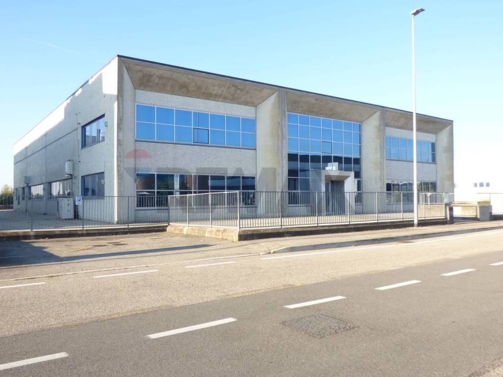 locale commerciale in affitto a Castiglione delle Stiviere