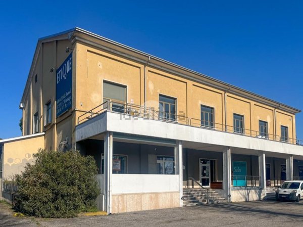 locale commerciale in affitto a Goito
