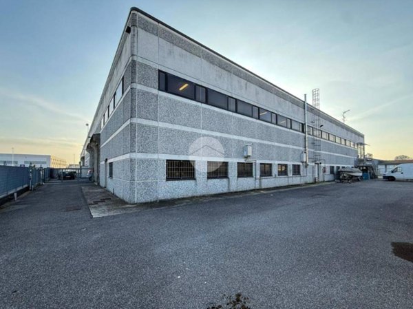 locale commerciale in affitto a Goito