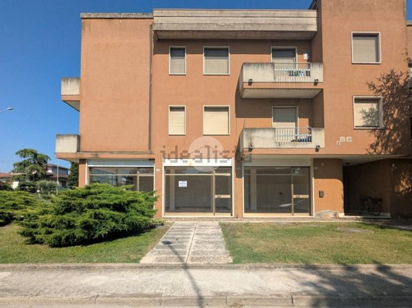locale commerciale in affitto a Goito