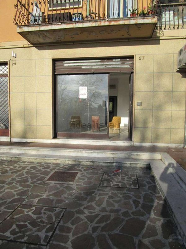 locale commerciale in affitto a Mantova