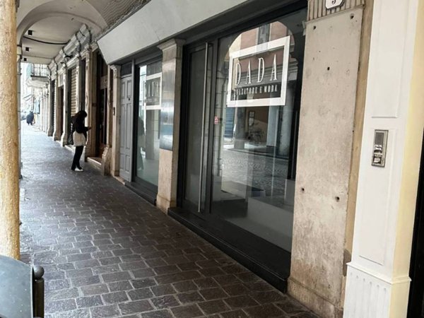 negozio in affitto a Mantova