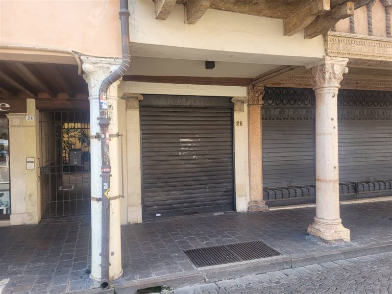 negozio in affitto a Mantova