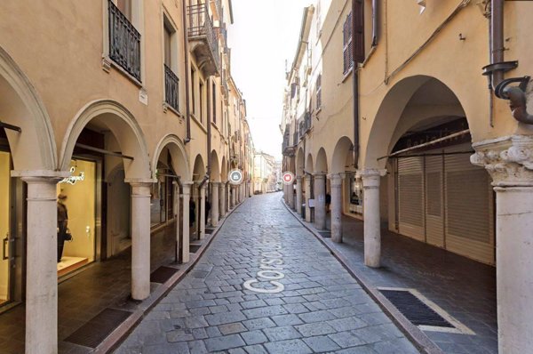negozio in affitto a Mantova