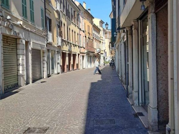 negozio in affitto a Mantova