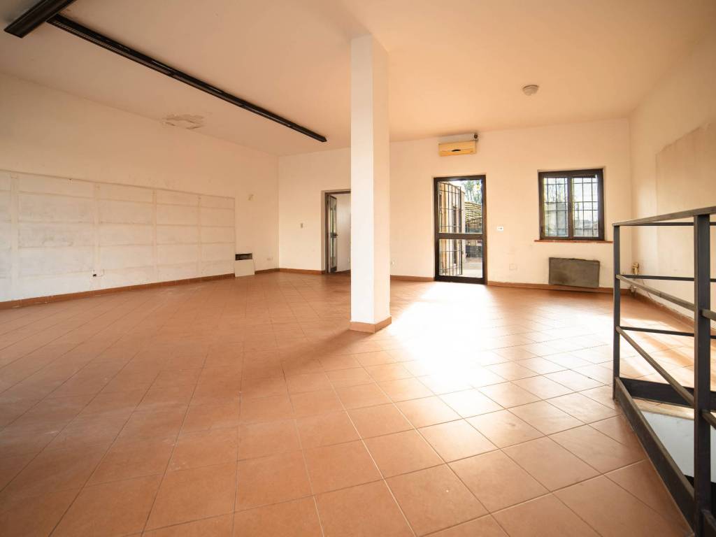 negozio in affitto a Mantova in zona Strada Dosso del Corso