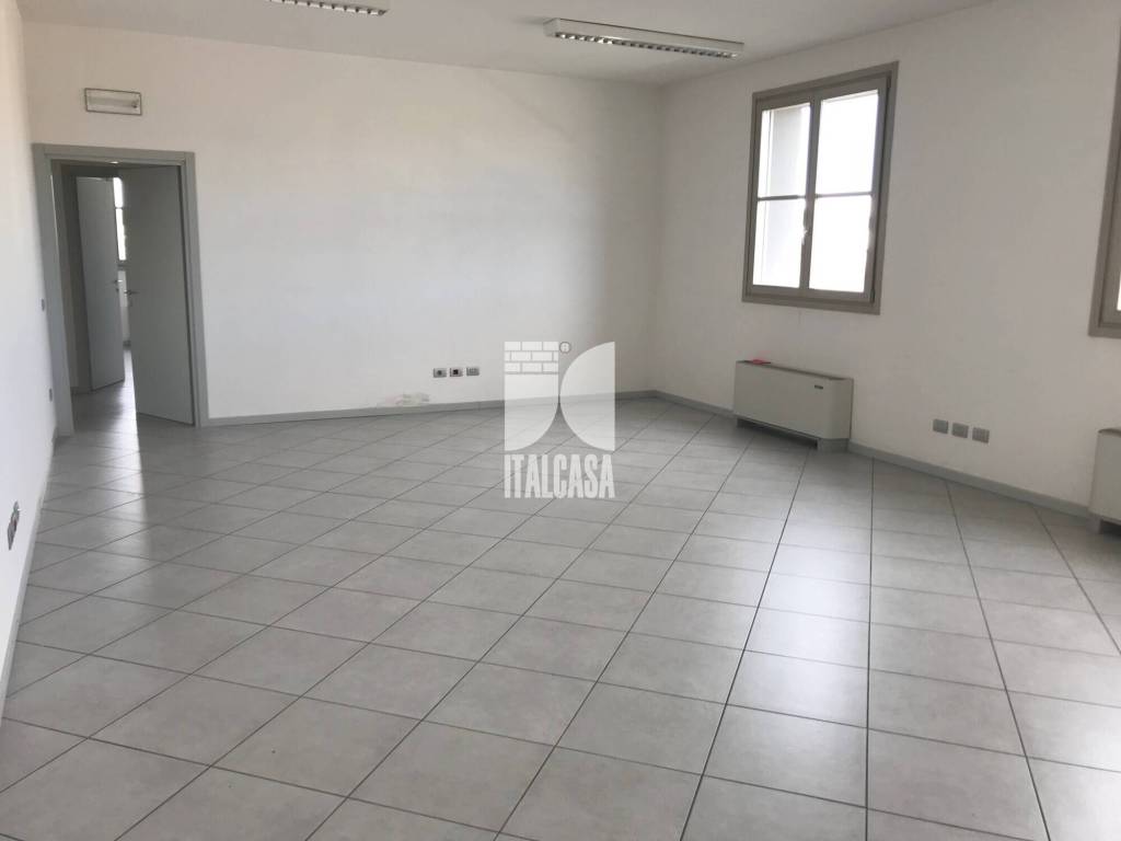 ufficio in affitto a Mantova in zona Strada Dosso del Corso