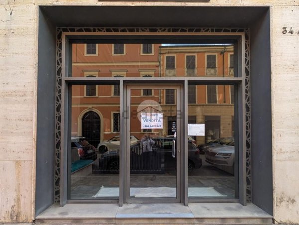 locale commerciale in affitto a Mantova