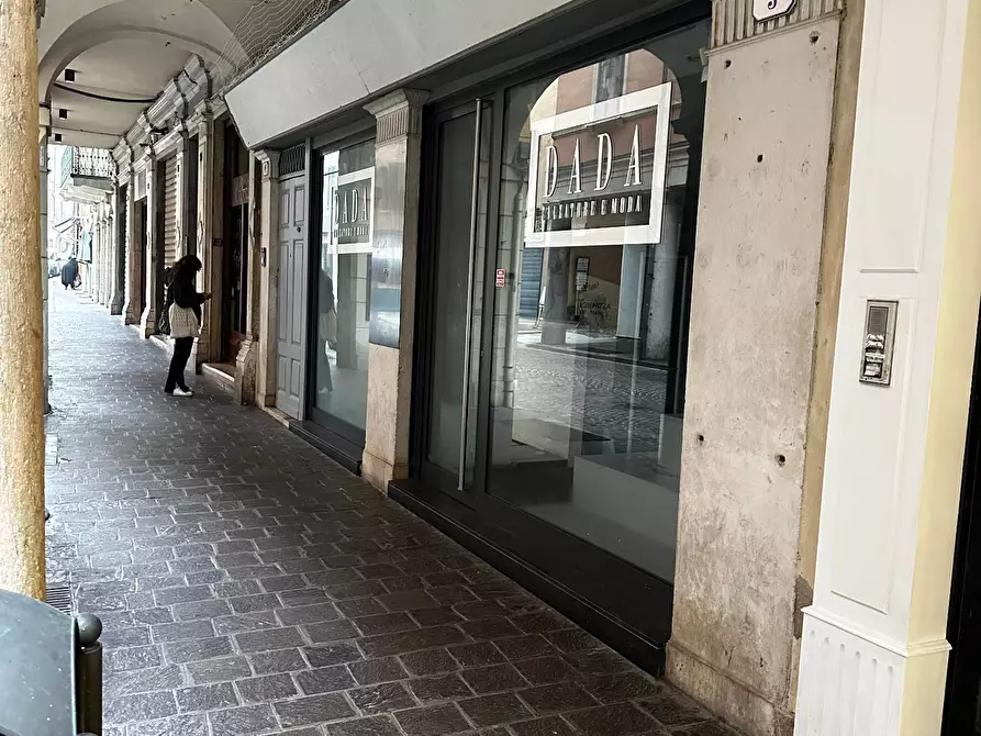 locale commerciale in affitto a Mantova