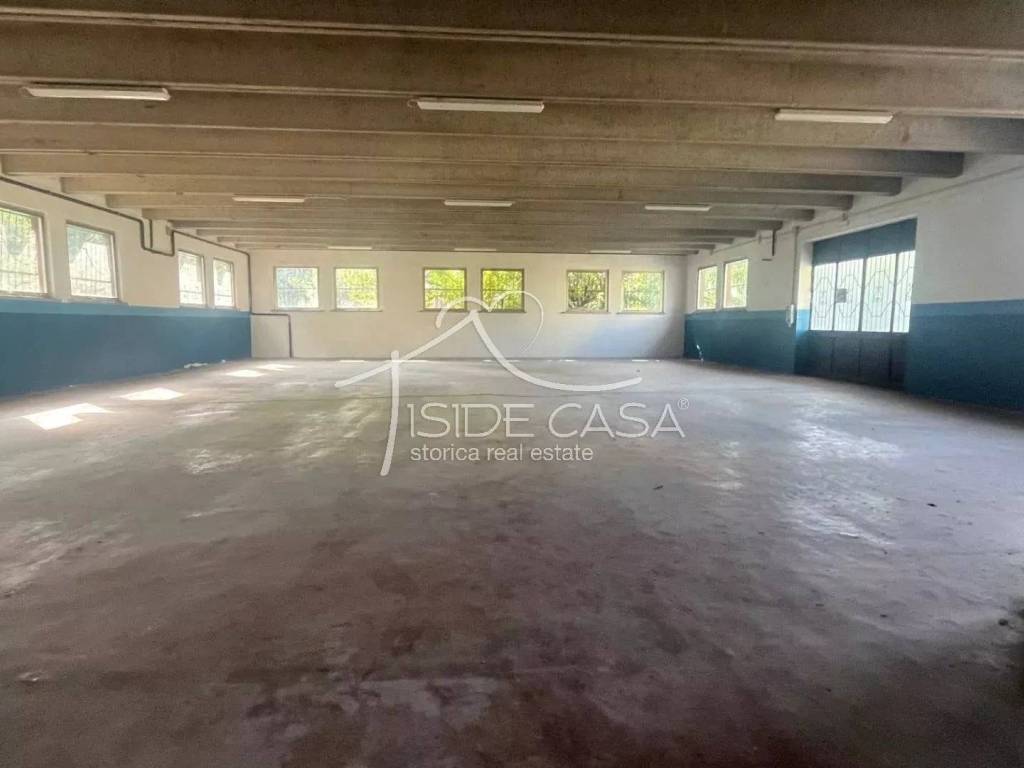 locale commerciale in affitto a Mantova