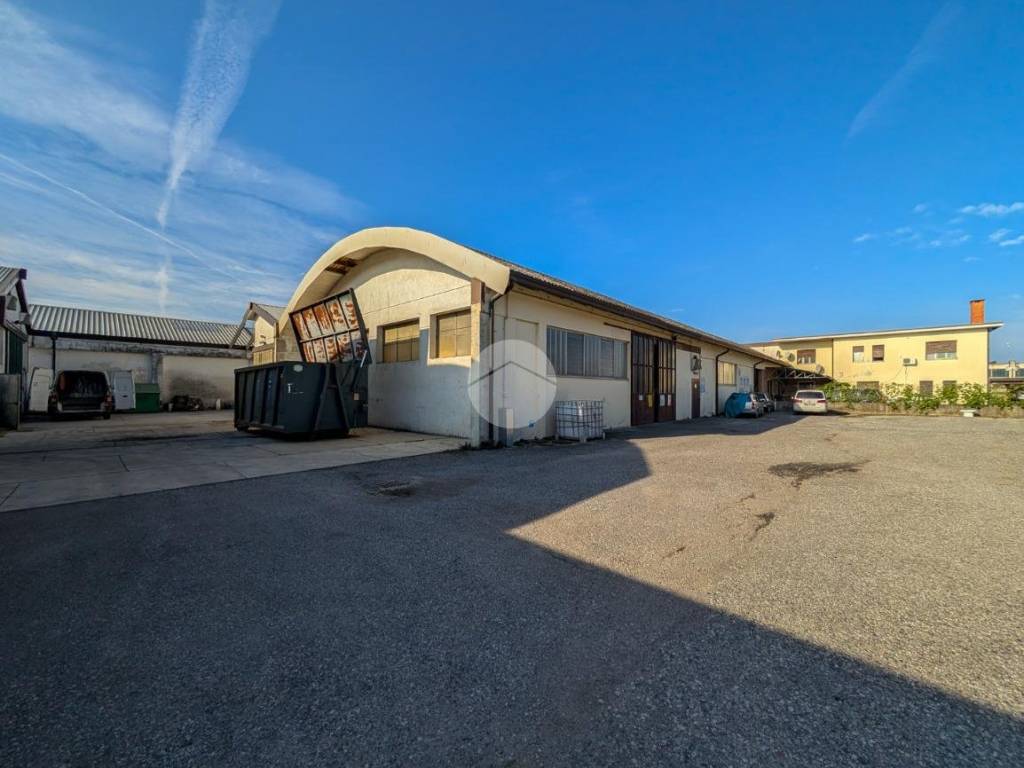 locale commerciale in affitto a Medole