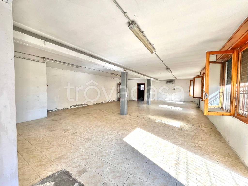 locale commerciale in affitto a Moglia