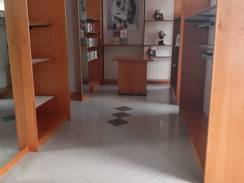 negozio in affitto ad Ostiglia