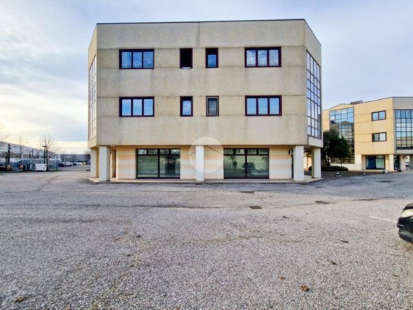 negozio in affitto a Porto Mantovano in zona Malpensata