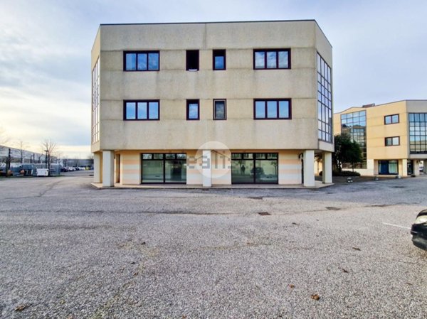 locale commerciale in affitto a Porto Mantovano