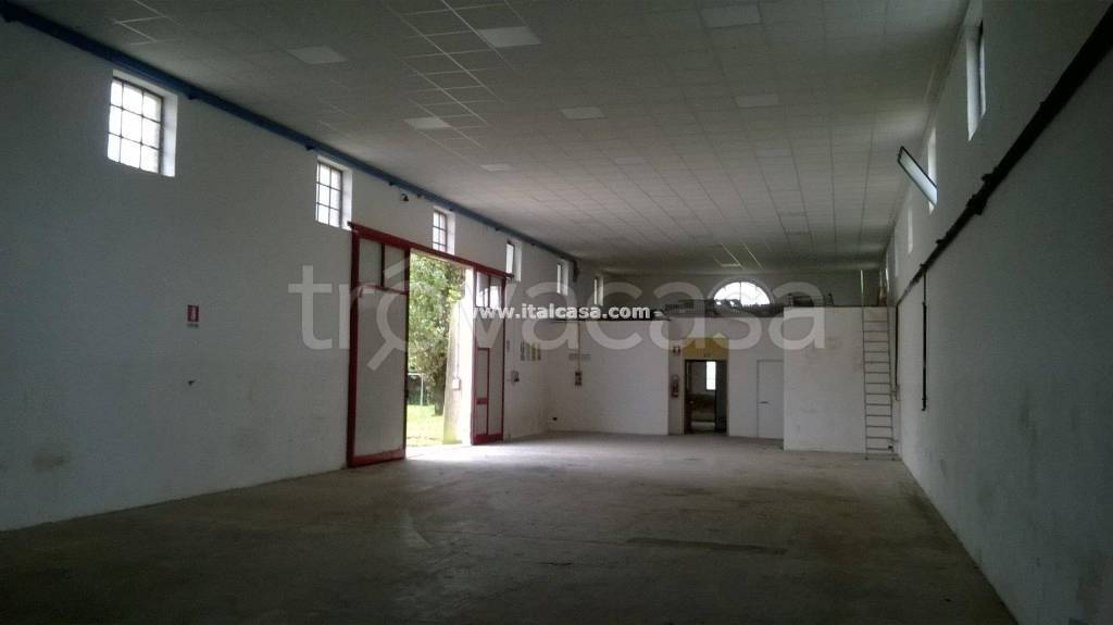 negozio in affitto a Porto Mantovano in zona Sant'Antonio