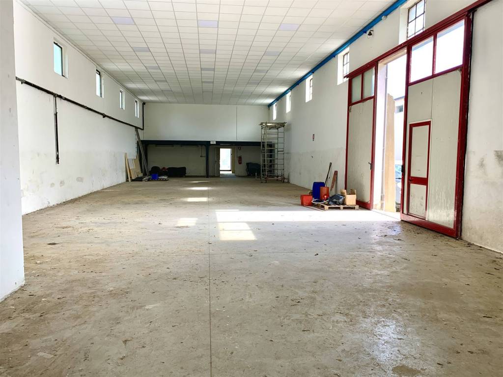 negozio in affitto a Porto Mantovano in zona Sant'Antonio