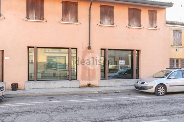 negozio in affitto a Porto Mantovano in zona Soave