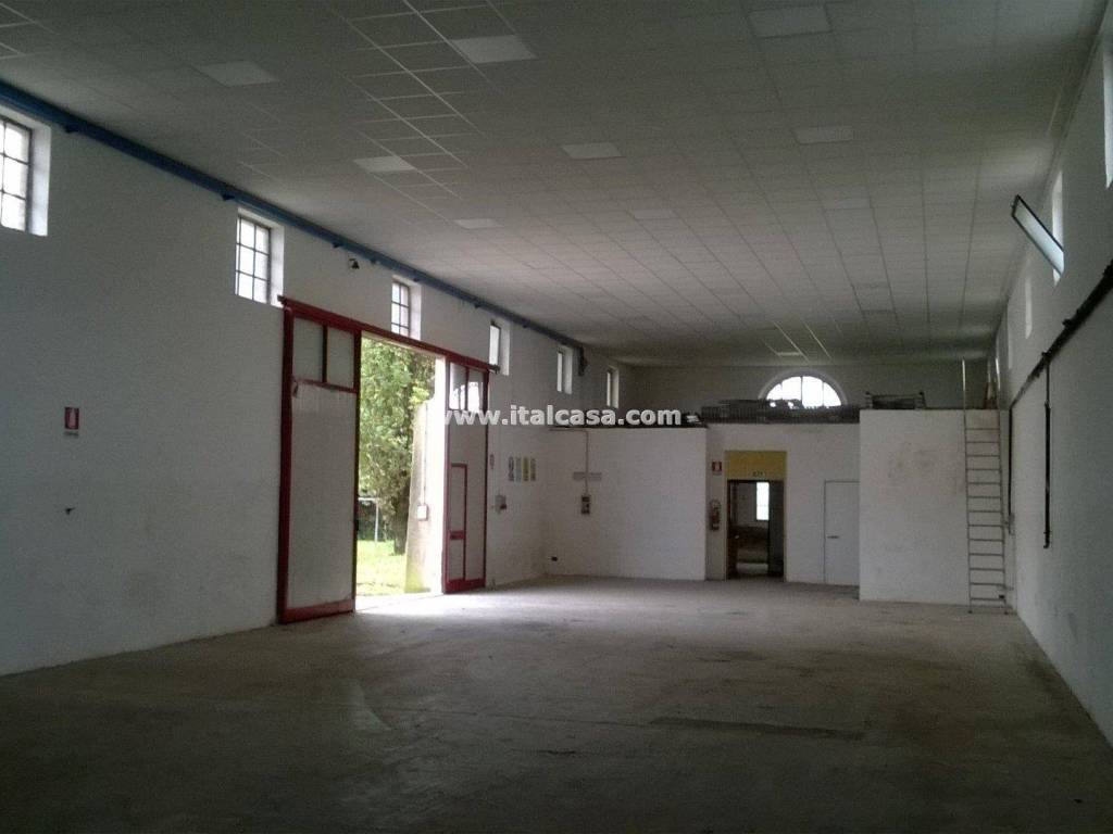 locale commerciale in affitto a Porto Mantovano in zona Sant'Antonio