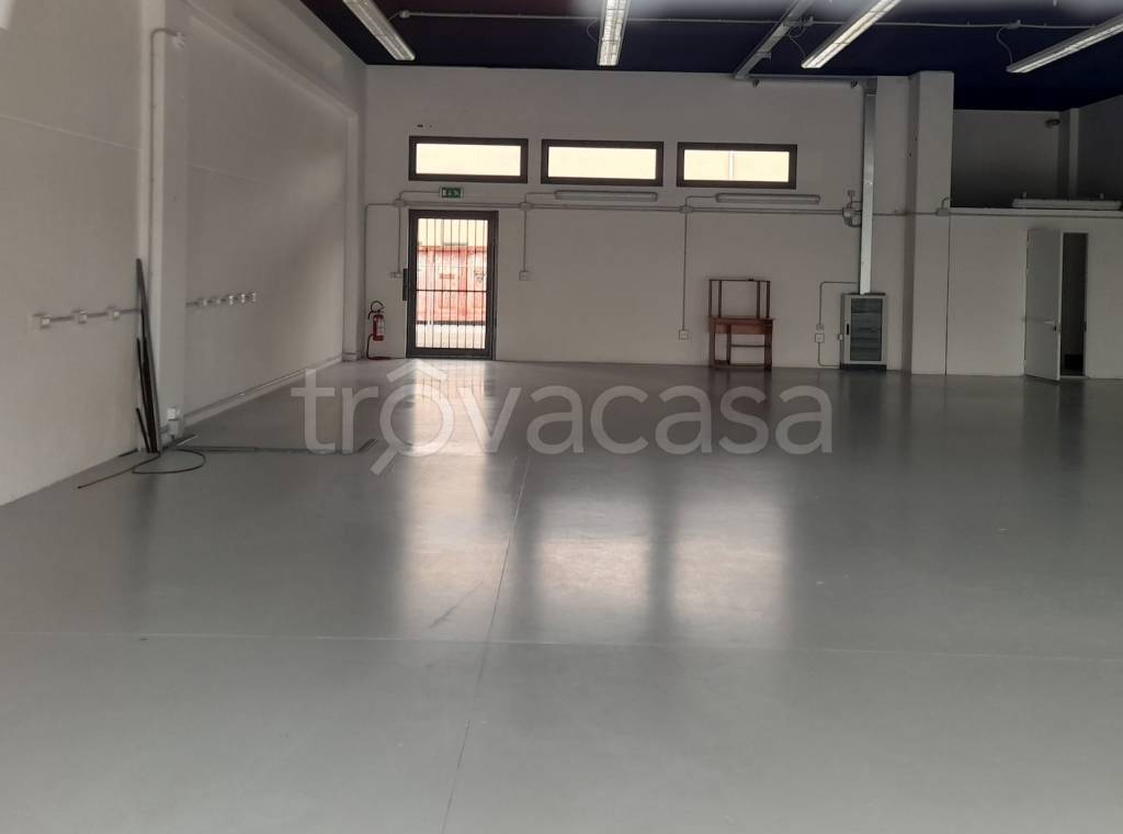 negozio in affitto a Porto Mantovano in zona Sant'Antonio